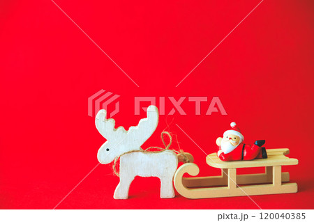 白いトナカイとそりに乗ったサンタクロースの置物 120040385