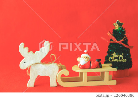 トナカイとそりに乗ったサンタのクリスマスイメージ 120040386