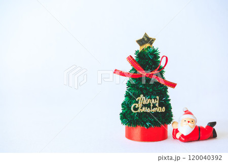 クリスマスツリーと寝そべるサンタクロース 120040392