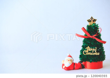 クリスマスツリーと寝そべるサンタクロース 120040393