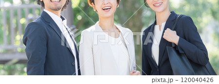 緑の中見上げる男女のビジネス,転職や保険営業マンなどのイメージのバナー　背景は美しい玉ボケの緑 120040426