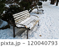 雪が積もるベンチ 120040793