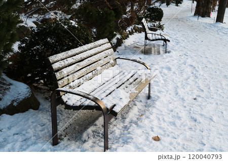 雪が積もるベンチ 120040793