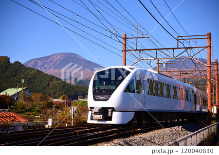 日光市　東武日光駅へ向かうスペーシアXと男体山 120040830
