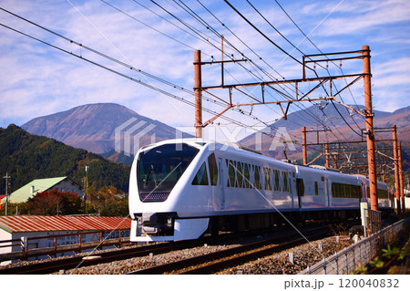 日光市　東武日光駅へ向かうスペーシアXと男体山 120040832