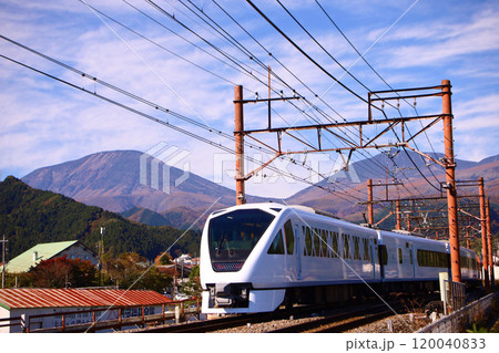 日光市 東武日光駅へ向かうスペーシアXと男体山 日光市 東武日光駅へ向かうスペーシアXと男体山 120040833