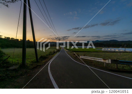 夕暮れの中に真っすぐに伸びる道 夕暮れの中に真っすぐに伸びる道 120041051