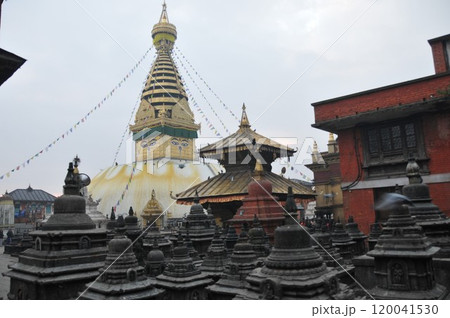 ネパール、カトマンズ、スワヤンブナート、小仏塔、ストゥーパ、タルチョ（五色の祈願旗）、知恵の目 120041530