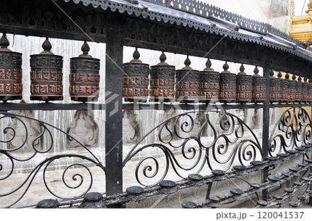 ネパール、カトマンズ、スワヤンブナート、マニ車 120041537