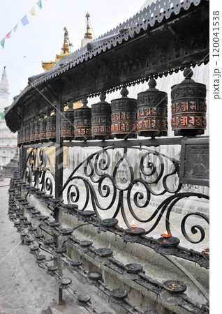 ネパール、カトマンズ、スワヤンブナート、マニ車 120041538