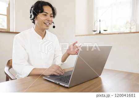 自宅でパソコン作業をする男性 テレワーク リモート会議 リモートワークイメージ 自宅でパソコン作業をする男性 テレワーク リモート会議 リモートワークイメージ 120041681
