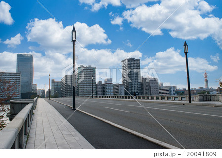 信濃川にかかる萬代橋の道路 信濃川にかかる萬代橋の道路 120041809