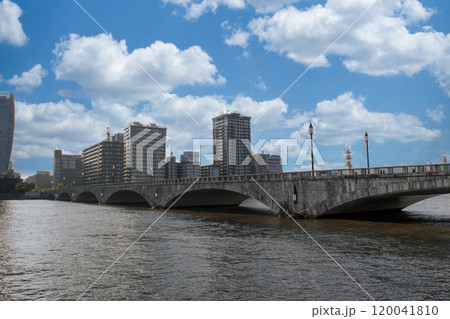 信濃川にかかる萬代橋 120041810