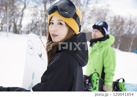 スノボをを持つ男女　スノーボードイメージ　 120041854