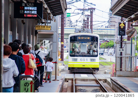 去り行く阪堺電車車両（天王寺駅前停留場）／大阪府大阪市阿倍野区阿倍野筋1丁目 120041865