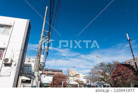 京王線仙川駅前の商店街　秋晴れの青空　東京都調布市仙川町 120041977