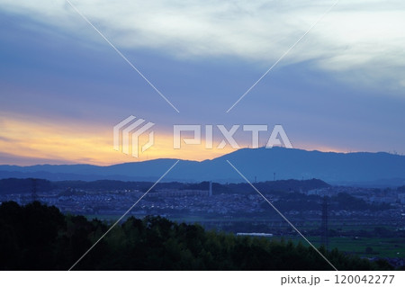 生駒山にかかる夕暮れの雲 120042277