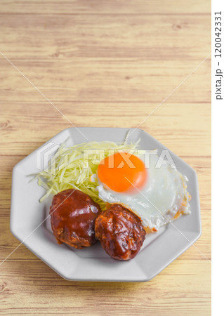 ハンバーグ　目玉焼き 120042331