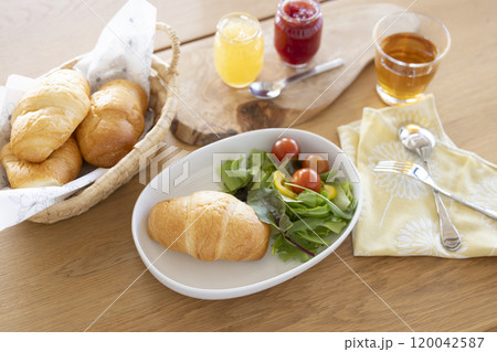 朝食 テーブルに置かれたパンとサラダ 朝食 テーブルに置かれたパンとサラダ 120042587