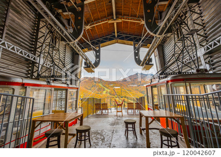志賀高原　紅葉　旧志賀高原ロープウェイの山麓駅 120042607
