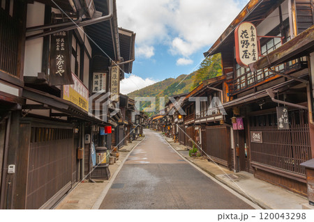 秋の奈良井宿　中山道 120043298