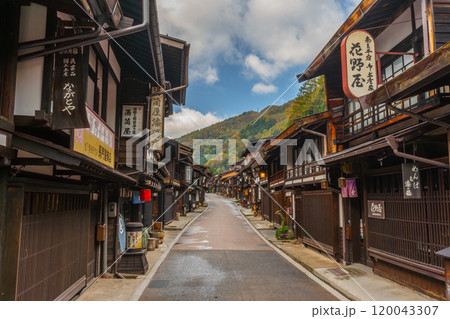 秋の奈良井宿　中山道 120043307