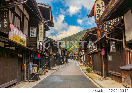 秋の奈良井宿　中山道 120043312