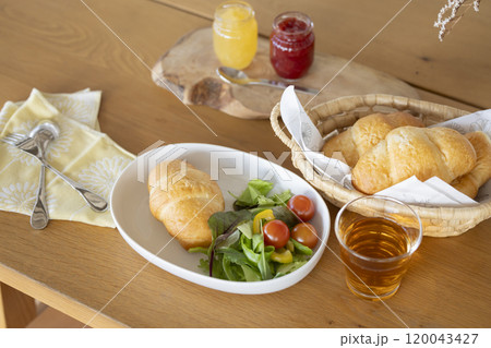 朝食 テーブルに置かれたパンとサラダ 朝食 テーブルに置かれたパンとサラダ 120043427