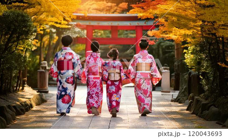 神社へ向かう着物を着た人たちの後ろ姿 120043693