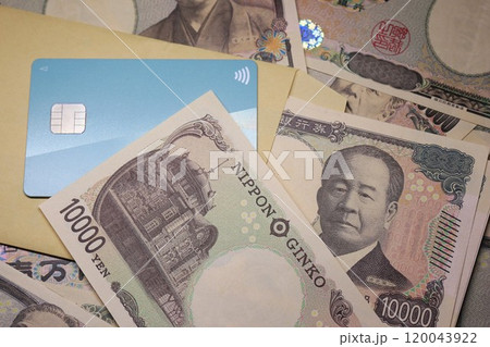 封筒に入った一万円札とクレカ 封筒に入った一万円札とクレカ 120043922