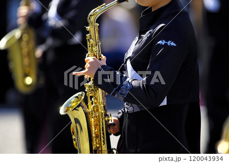 マーチングバンド　パレード　楽器 120043934