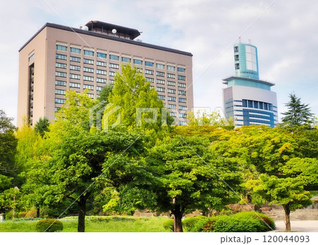 勾当台公園から見る宮城県庁庁舎とドコモ東北ビル（人物なし）宮城県仙台市青葉区 120044093