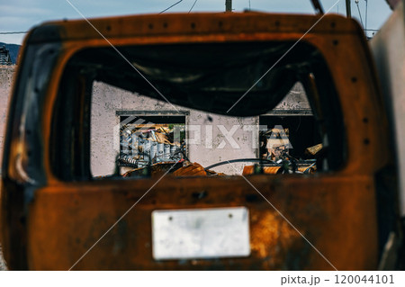 令和6年能登半島地震 焼け焦げた自動車 120044101