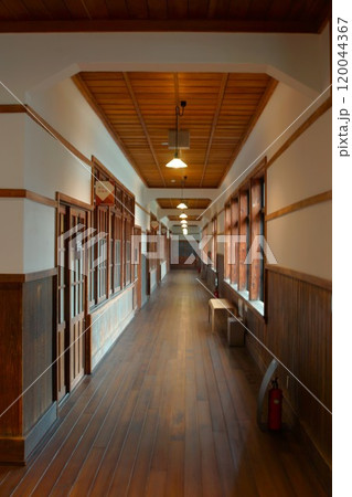 萩の町並み 旧明倫館跡廊下(旧萩小学校跡) 萩の町並み 旧明倫館跡廊下(旧萩小学校跡) 120044367