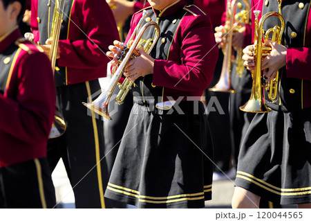 マーチングバンド　パレード　楽器 120044565