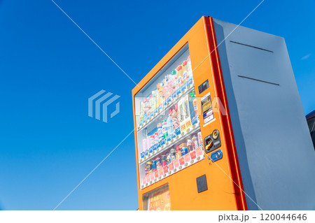 自販機と青空の風景 120044646