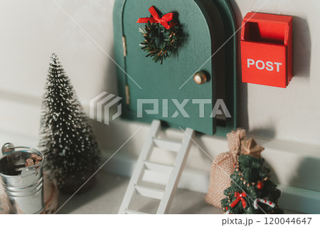 クリスマスを迎える緑の扉と赤い郵便受けが紡ぐ温かなホリデーシーン 120044647