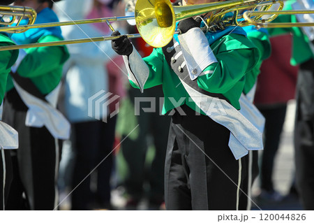 マーチングバンド　パレード　楽器 120044826