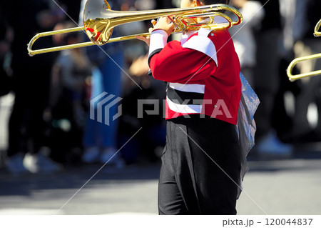 マーチングバンド　パレード　楽器 120044837