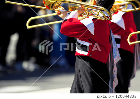マーチングバンド　パレード　楽器 120044838