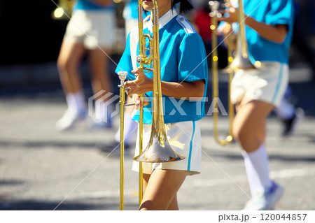 マーチングバンド　パレード　楽器 120044857