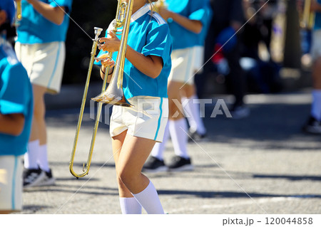 マーチングバンド　パレード　楽器 120044858