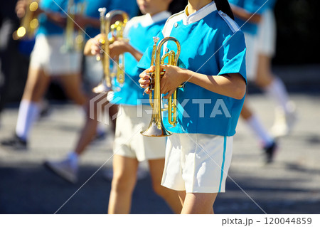 マーチングバンド　パレード　楽器 120044859