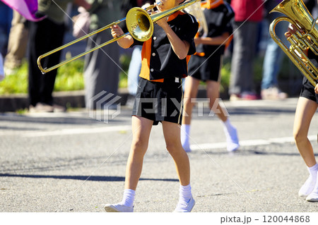 マーチングバンド　パレード　楽器 120044868