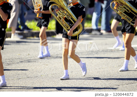 マーチングバンド　パレード　楽器 120044872