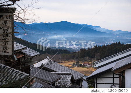 岐阜県/旧中山道の馬籠宿から見下ろす中津川方面【木曽路】 岐阜県/旧中山道の馬籠宿から見下ろす中津川方面【木曽路】 120045049