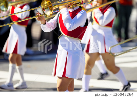 マーチングバンド　パレード　楽器 120045264