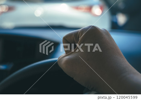 運転する男性 120045599