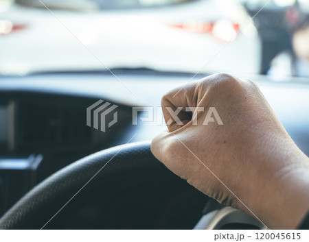 運転する男性 運転する男性 120045615