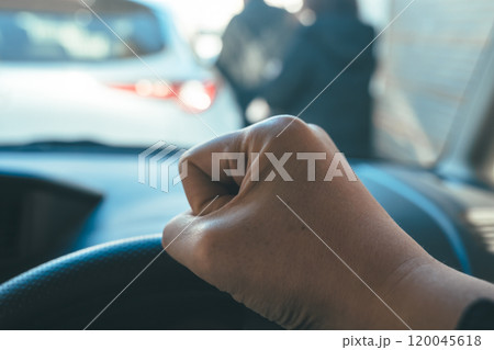 運転する男性 運転する男性 120045618